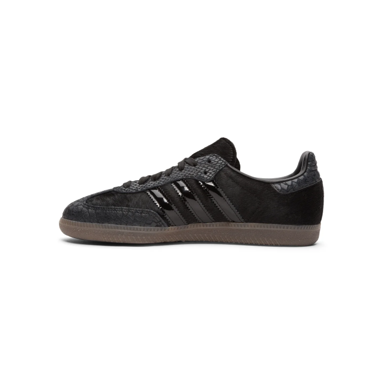 Textured Low-Top Sneakers – Black with Glossy Stripes & Brown Sole