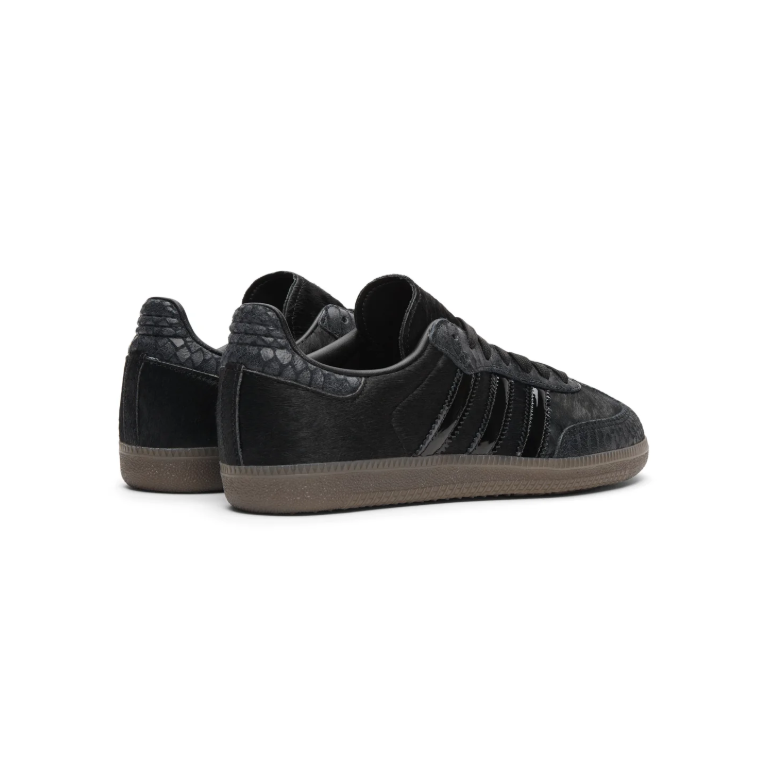 Textured Low-Top Sneakers – Black with Glossy Stripes & Brown Sole