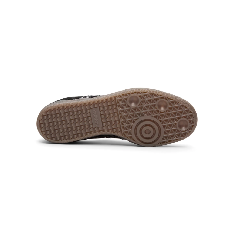 Textured Low-Top Sneakers – Black with Glossy Stripes & Brown Sole
