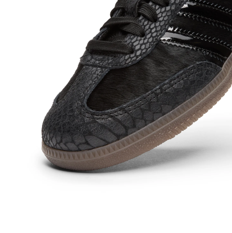 Textured Low-Top Sneakers – Black with Glossy Stripes & Brown Sole