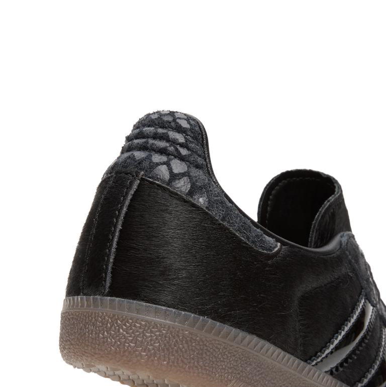 Textured Low-Top Sneakers – Black with Glossy Stripes & Brown Sole